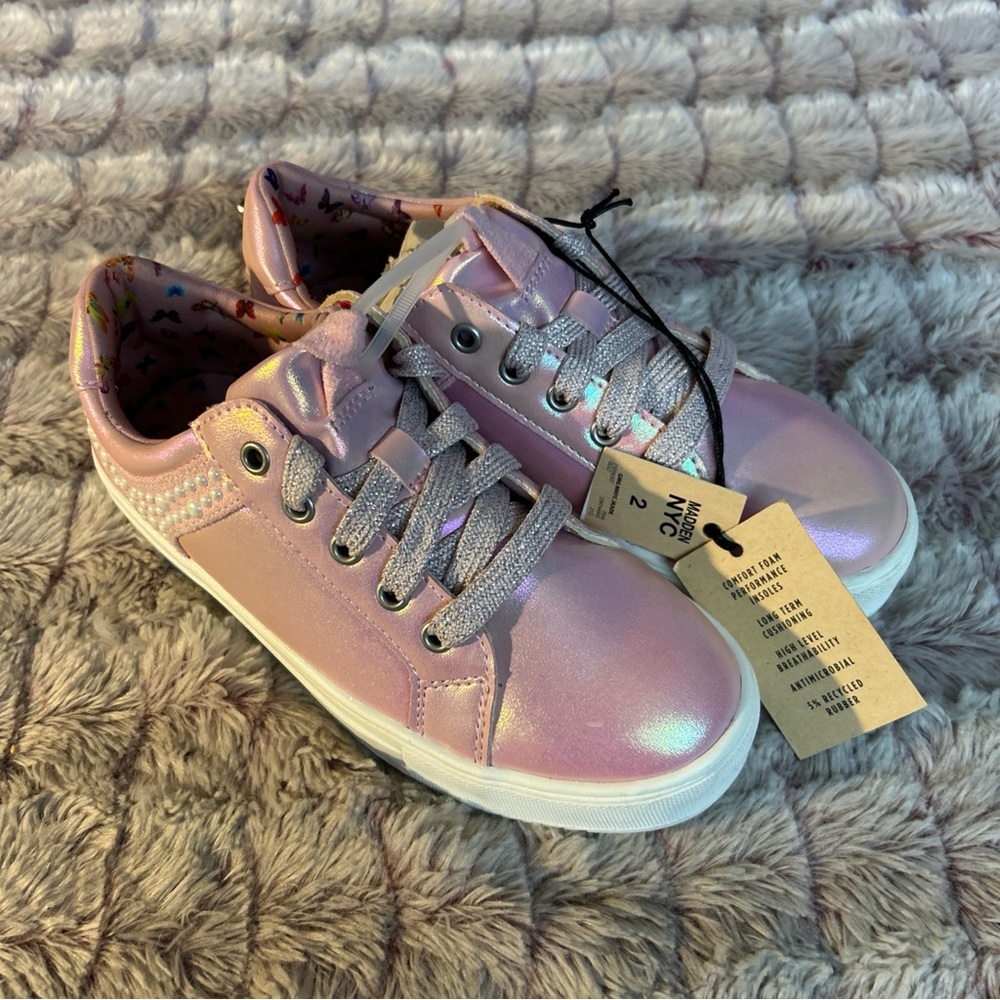 MADDEN NYC Girls Sneakers size 2 - Picture 1 of 7